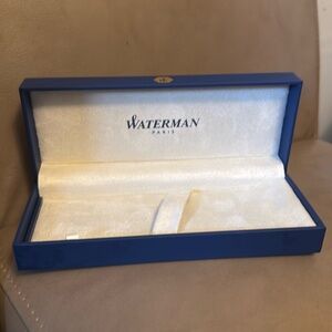 Waterman Paris pen box like new 
Hard wooden box 
Soft inside